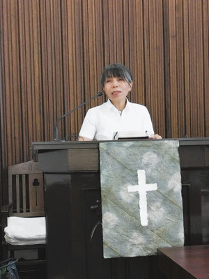 2024年8月18日（日）森牧師夏期休暇の礼拝にて（この日は、きみひろさんが自ら進んで、沢山の写真を撮影してくれました。感謝）森牧師に代わって礼拝で奨励を担当して下さったのは寿子さんでした。6月役員会で担当が決まって（さて、誰がと沈黙になりかかったときに、手をあげて担って下さいました）からというもの、「分かち合う教会」と題するメッセージを2ヶ月の準備をされて心を尽くして語って下さいました。牧師もYouTubeでは拝聴感謝。