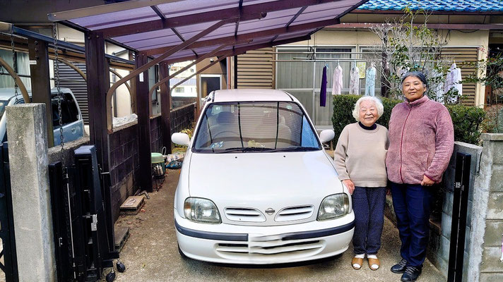 2025年1月13日（月）に姫路にて撮影された一枚が牧師に届きました　〈育子さん〉と〈久美さん〉親子です。30年ご一家が大事に乗り続けたNISSANマーチ。在天の久美さんのお父さまが大事に大事にされた車を久美さんが引き継いで乗り続けて来たそうですが、そう遠くないうちに乗り換えが必要になったということで、里帰りです。公洋さん撮影でございます。
