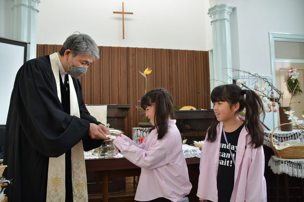 2024年3月31日 イースター・復活祭の礼拝　進級式が行われて、日本基督教団教育委員会からのバッジをプレゼントの図です。