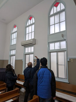 2025年1月17日（金）午後3時過ぎ　礼拝堂の窓ガラスの補修。建具屋さんも関わるような作りです。はめ殺しというやつかも知れないですが、冷静に考えると一体100年の間、窓をどのように修理してきたのだろうと思います。他の箇所のサッシの破損の場所にご案内して修理をお願いしました。いろんな職人さん方にお世話にならないと会堂の維持はとても無理です。