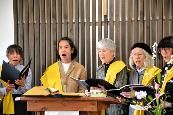 2025年3月23日（日）森牧師が兼務する十文字平和教会　創立90周年記念礼拝　同じく賛美の歌声　とても素敵なストールが見事に映えます。