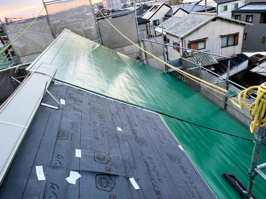 2025年1月15日（水）職人さん撮影　牧師は絶対に立ち入れない場所からの撮影です。西大寺食堂側の屋根の上からの一枚。空き地の橫のお宅が左端に見えます
