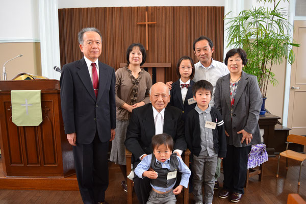 2015年11月、脇本寿牧師を真ん中に3代が揃った。
