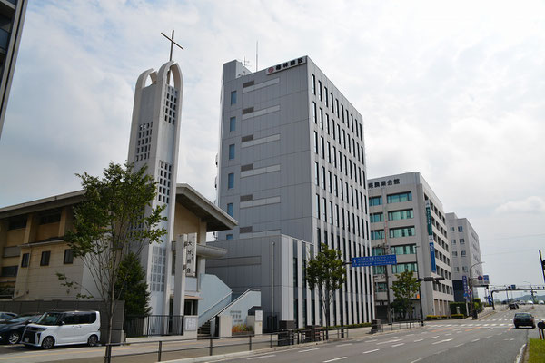 2024年8月18日（日）森牧師が夏期休暇で故郷大分市に帰省。礼拝説教のご奉仕をさせていただく事になった日本基督教団大分教会前の通りです。国道197号線沿い、大分市の中心地から4分。大分川のすぐ近くです。ビルではなく手前の建物です。故郷の大在地区には、この大分教会前の大通り（だいぶ狭くなっていきます）をこのまま真っ直ぐ30分ほど車で進む必要があります。
