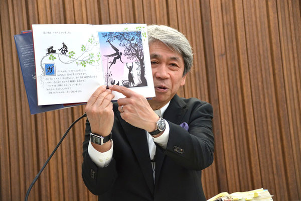 2024年12月8日（日）こちらは森牧師が、説教の中で、マリアとヨセフへの福音を語る場面です。ヤン・ピエンコフスキーの絵本は本当に美しい、といつも森牧師は語ります。生身のマリアが描かれている、ある意味稀有な書ではないかと。