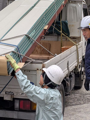 2025年1月15日（水）午前8時半 材料屋さんの荷解き　綿密に採寸されたものがトラックの荷台からおろされ始めます。