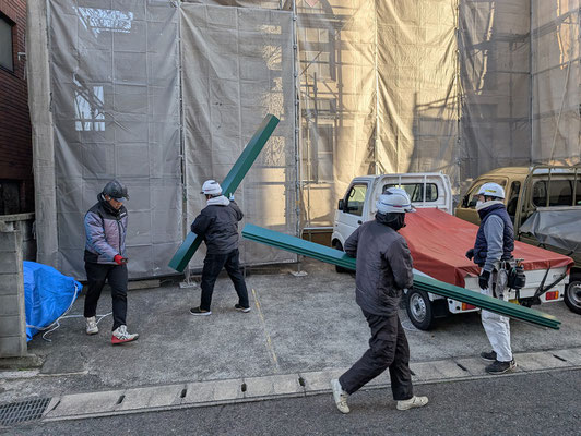 2025年1月11日（土）朝8時半　週末の土曜日、初めてお目にかかる職人さんも来られて（一番ベテランに見える方が居られます）、きょうも四人体制で作業は進むようです。