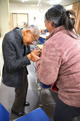 2025年1月1日（水）元旦祈祷会後　新年交歓の握手握手しているお二人の姿がありました。嬉しいお正月のお昼となりました。