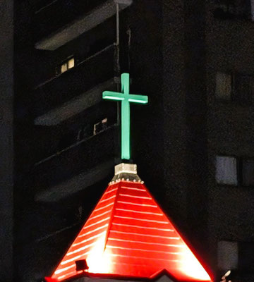 2024年8月9日　JR西大寺駅方面から　夜の十字架　