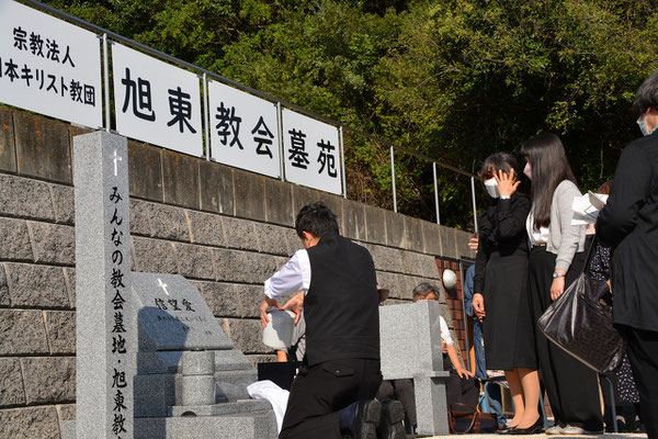 2024年11月3日（日）聖徒の日　納骨堂は右奥の方にありますが、こちらは昨年11月に新設された「みんなの教会墓地」での納骨式です。土に還すというスタイルの墓地です。教会員のお母さまがここに記念されました。お母さまの大好きなお歌「早春賦」を歌い、その後、頌栄。さらに、聖歌隊コール ホサナによるアーメン四唱が捧げられました(^^♪