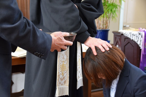 2017年4月2日（日）寿子さんの洗礼式　授洗の瞬間　泰さん補助　