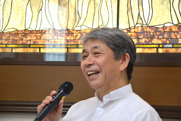 2024年7月14日（日）この日受洗されたMさんの歓迎会にて　何回か行ってきた洗礼準備会の時のことなも思い出しながらの森牧師の歓迎のメッセージの場面です。