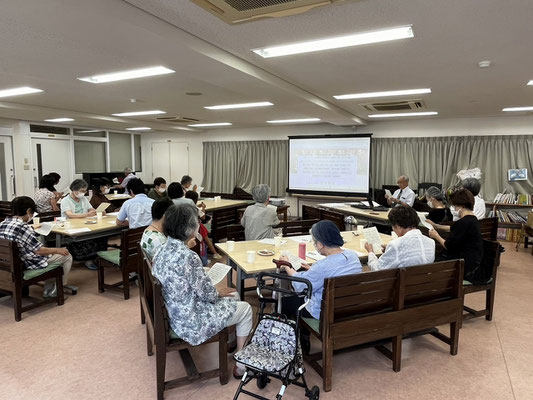 2024年8月18日（日）午後の集会はこんな感じで行われました。さいごは、Hさん（高校の音楽の先生でオルガニスト、大分県内の合唱の世界のリーダーだそうです）のピアノ伴奏で、森牧師の愛唱賛美歌を皆さんと賛美する時間が準備されていました。