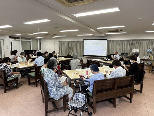 2024年8月18日（日）午後の集会はこんな感じで行われました。さいごは、Hさん（高校の音楽の先生でオルガニスト、大分県内の合唱の世界のリーダーだそうです）のピアノ伴奏で、森牧師の愛唱賛美歌を皆さんと賛美する時間が準備されていました。
