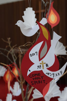 ペンテコステ・聖霊降臨日　これは特別に大きな炎と鳩ですね。素敵な作品だと思います。