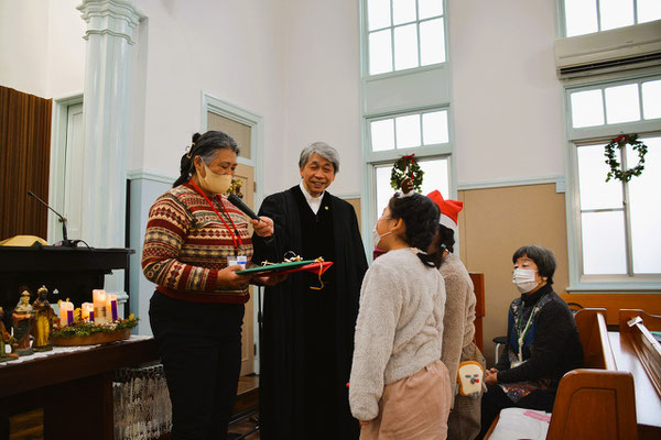 2024年12月22日（日）教会学校から子どもたちへクリスマスプレゼントが贈られます。校長先生から、双子ちゃんに読み終わったら交換して読んでねのお願いがありました。どんな絵本が贈られたか知りたいです(^^♪