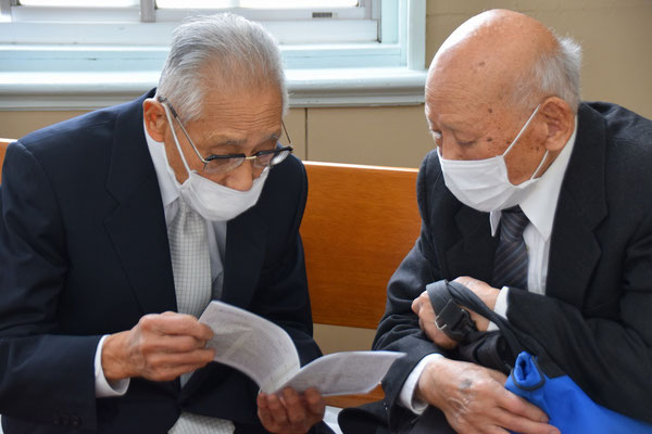 2021年5月2日　皆さんが礼拝堂におられなくなったあと、左97歳、右100歳のコンビが何やら話し込んでいます。健康のことか、信仰のことかどちらかな。