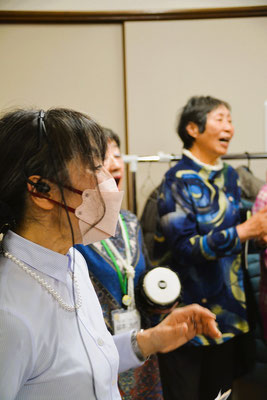 2024年12月22日（日）愛餐会　生きてるなぁ、という空気に満ち満ちている賛美の姿です。