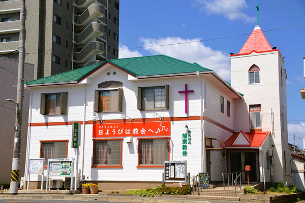 2025年4月29日撮影　旭東教会教会堂。様々な塗装工事、屋根工事も完了して青空と雲も美しいなと思った時の撮影です。