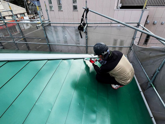 大塗屋さん提供写真　2025年1月11日（土）鈑金作業を終え、いわゆるコーキングにより雨水の浸入を防ぐお仕事の様子です。