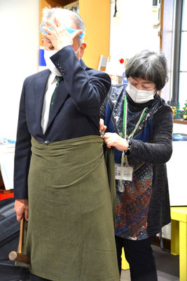 2024年12月22日（日）愛餐会　光代さんがクイズ：私は誰でしょう！の時スタイリストになってくださったお陰で本当に楽しく盛り上がりました。だれもが良い子になります。