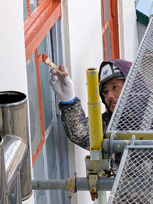 2025年2月5日（水）以前も塗装職人さんのお仕事を見ていて気づいたことがあります。リズムがよくなければ出来ません。単なる勢いでもないのです。この道30年を経たYさんの腕は大塗屋さんが一人でこの方を送り込んでくださった処に現れています。