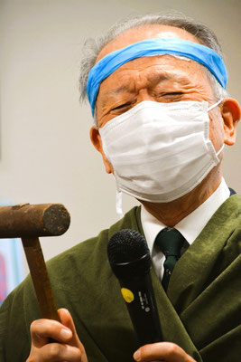 2024年12月22日（日）愛餐会　ヨセフさんを演じていると、わたくし（ぼくしのもりでございます）途中まで気が付きませんでした。年季の入った金づちは、大工のヨセフの大事なお道具だったのですね。