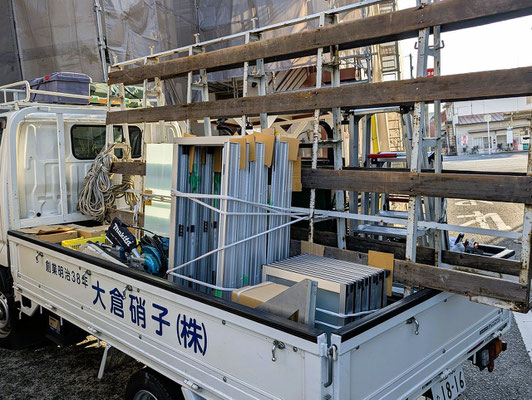 2025年2月7日（金）8時20分　ガラス屋さん到着　2台の2㌧トラックにガラスや道具を積んで、3人の職人さが