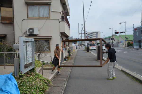 2023年6月27日（火）教会に運び込まれる礼拝堂の扉枠組みです。相当な重さ。建具屋さんの会長さん（おじいちゃん）が入魂で造られたものです。