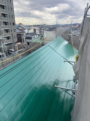 2025年1月29日（水）大塗屋さん職人さんからの提供　ひろーい礼拝堂の大屋根。西大寺食堂側のはずです。思ったよりも屋根のてっぺんの部分の歪みというか曲がりはありません。この屋根のお陰で、これまで、外気温と全く同じ温度を温度計が指していたのが変わり始めました。暖房冷房の効率が上がり始めていると思います。この先、新しい雨どいをぐるーっと礼拝堂部分に設置して頂きます。古いものを外し、木部塗装し、そして金具も樋も全部新しくして、30年は頑張ってもらいます。
