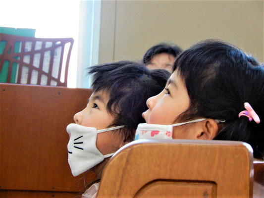 2021年2月21日（日） 見入っている双子ちゃんの表情を見事にキャッチです。この並びは、お二人にとって不動なのか、右も左も関係ないのか。今のところ不明です。良く似ていて、どっちがどっちかわからないです。