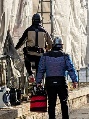 2025年1月17日（金）午前8時半　さあ行くぞ、と職人さんたちが足場階段から屋根に向かわれます。この日は目立たない所での作業が続きました。
