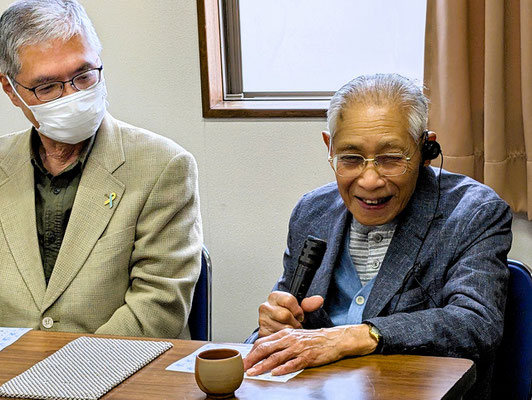 2025年5月4日（日）みんなで輪になって傾聴カフェの一枚。ゆっくりと語ることが出来る時間ができて、正さん101歳もマイクをもって近況を語られました。隣の高広さんの表情も実にすばらしいです！