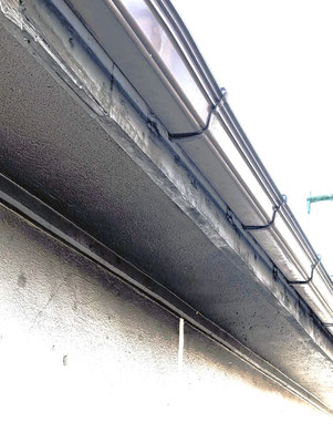 2025年1月25日頃のはず　これが雨樋が付いている時のこの日の作業箇所です。雨樋外しは、午後四時前に終了しました。腕利きの職人さんお二人だからだと思います。一人でやれば、2倍以上の時間が掛かるのだと思いました。
