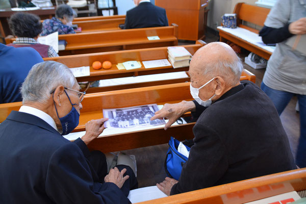2022年10月16日（日）右 寿先生：大正9年 1920年生まれ間もなく102歳、左：正さん・大正13年生まれ98歳 懐かしんでみているのはいつの、何の写真ですか？