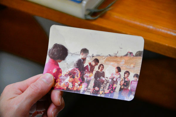 2025年2月2日（日）の礼拝後　艶子さんが随分懐かしい時代の写真をご自宅のアルバムから抜いてこられて、Kさんにお渡しした時の様子です。1970年代でしょうか。西大寺旧・永安橋（1986年・昭和61年世代交代）が背後に見えます。教会学校の校長をなさっていた艶子さんのご主人さま・一成さんかなと想われる男性が手前に見えます。Tさんと妹さんが写っているそうです。