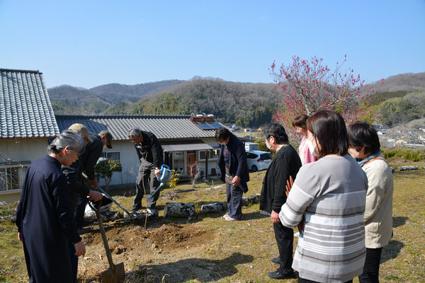 2025年3月23日（日）森牧師が兼務する十文字平和教会　創立90周年記念礼拝の日　礼拝前に八重桜の記念植樹