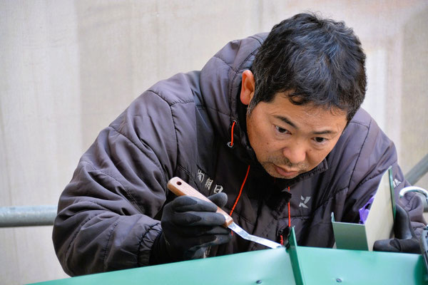 2025年1月25日（土）午後5時前　古いトイレの上の屋根工事　Kさんの真向かい辺りの教会堂の部屋から撮影しました。職人さんがぐっと集中してお仕事されています。本当にどなたの目にも留まらない場所ですが、少しも、妥協をされません。