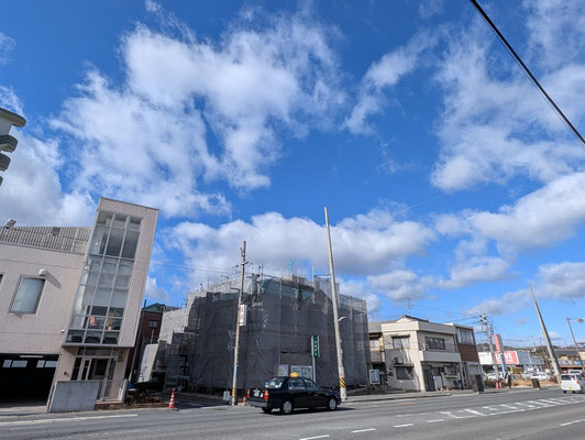 2025年1月10日（金）昼過ぎ　この日の昼過ぎまでの天気はこのような美しい青空と雲。足場とネットに覆われている旭東教会もあと10日ほど終了です。寒波はきていますが、天気が良い時期でよかっのだなと思います。酷暑の時期とか、梅雨の時期は最悪だったかな、と思います。