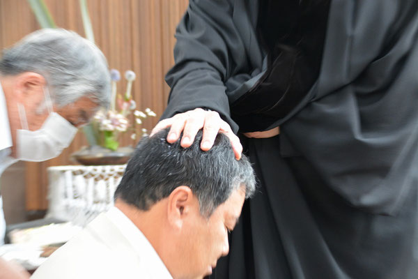 2024年7月14日（日）洗礼入会式が執り行われた礼拝にて　礼拝の後半、いよいよ洗礼入会式が始まり、洗礼を授けられる場面です。新しいいのちを受け、新しい人の旅路がここから始まります。