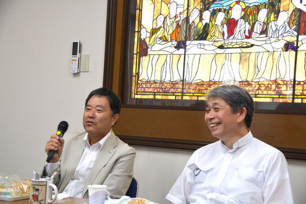 2024年7月14日（日）この日受洗されたMさんの歓迎会にて 森牧師とひな壇にお座りなって、あらためてひと言を語られるMさんです。旭東教会が大大大好きで、旭東教会での受洗しか考えられなかった等々、語られました。牧師を励ましてくれる言葉も聞けて感謝でした。