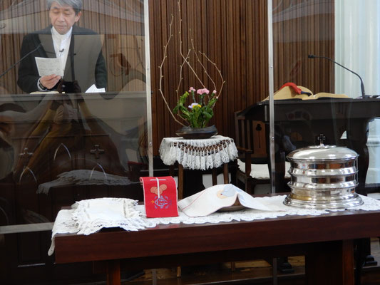2022年2月6日（日）主の晩餐の準備が整った聖餐卓　講壇に森牧師