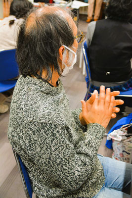 2024年12月22日（日）愛餐会　手拍子で支えてくれるのは三朗さんです。破れているjeansを着こなす三朗さん。この日はまたさらに素敵でした。足もとが写っていないのが残念。あのSTYLEで、礼拝の聖書朗読をしてくださるのは、これまた、旭東教会らしいのひと言に尽きると思います。聖書朗読が本当に心に響いたクリスマス礼拝でした。