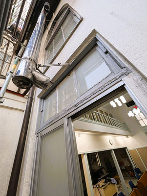2025年1月23日（木）午後4時半過ぎ　礼拝堂内部から気になっていたのは、こちらの煙突の残りものです。礼拝堂の後方に排気が必要な大型のストーブがありましたが、内側は撤去したものの、外側はこの状態のまま7年近くが過ぎました。窓のアルミへの交換作業や、窓枠の塗装にも当然邪魔になりますので、この機会に撤去して頂くことを明日金曜日にお願いすることにしました。
