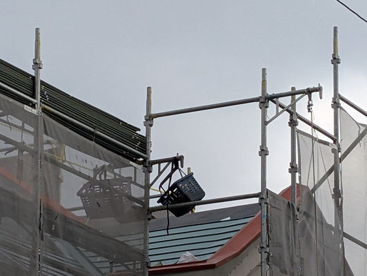 2025年1月15日（水）午前11時　少しして見に行くと、マンションの駐車場辺りからこの一枚を撮影出来ました。今まで意識していませんでしたが、大屋根の他に、突起した形でこういう部分があるのです。そこから先に仕上げていくようです。