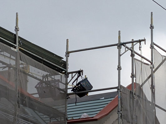 2025年1月15日（水）午前11時　少しして見に行くと、マンションの駐車場辺りからこの一枚を撮影出来ました。今まで意識していませんでしたが、大屋根の他に、突起した形でこういう部分があるのです。そこから先に仕上げていくようです。