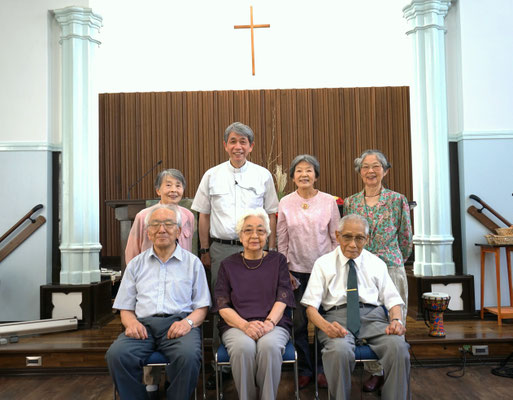 2023年9月17日（日）恵老祝福礼拝を終えて、恒例の集合写真です。撮影は毎年泰さんが担当して下さっています。撮影中、愛餐会の準備が万端に進んでいました(^^♪