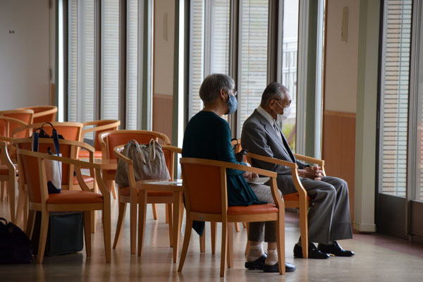 2020年6月26日（金）午前　望さんの洗礼式　望さんがお世話になっている病院に駆けつけて、立ち会うことは制限があり、ホールで祈りつつ待っておられる正さんと清美さんのお二人。あと、カメラマンの美樹さんも待機でした。