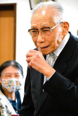 2025年3月23日（日）創立90周年記念礼拝後の感謝会にて　皆さんにマイクが回りましたが、101歳の正さんも元気にご一緒出来ました。後ろに見える久美さんの笑顔が素敵です。
