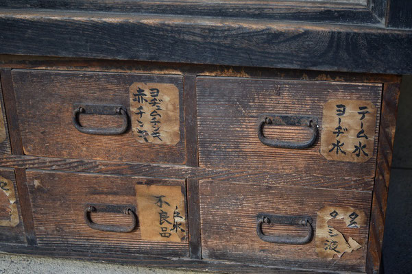 【西大寺の町並みシーズ（その10－2 ）】こちらは、薬箱のアップですが、赤チンの名前など、懐かしい名前も見えます。